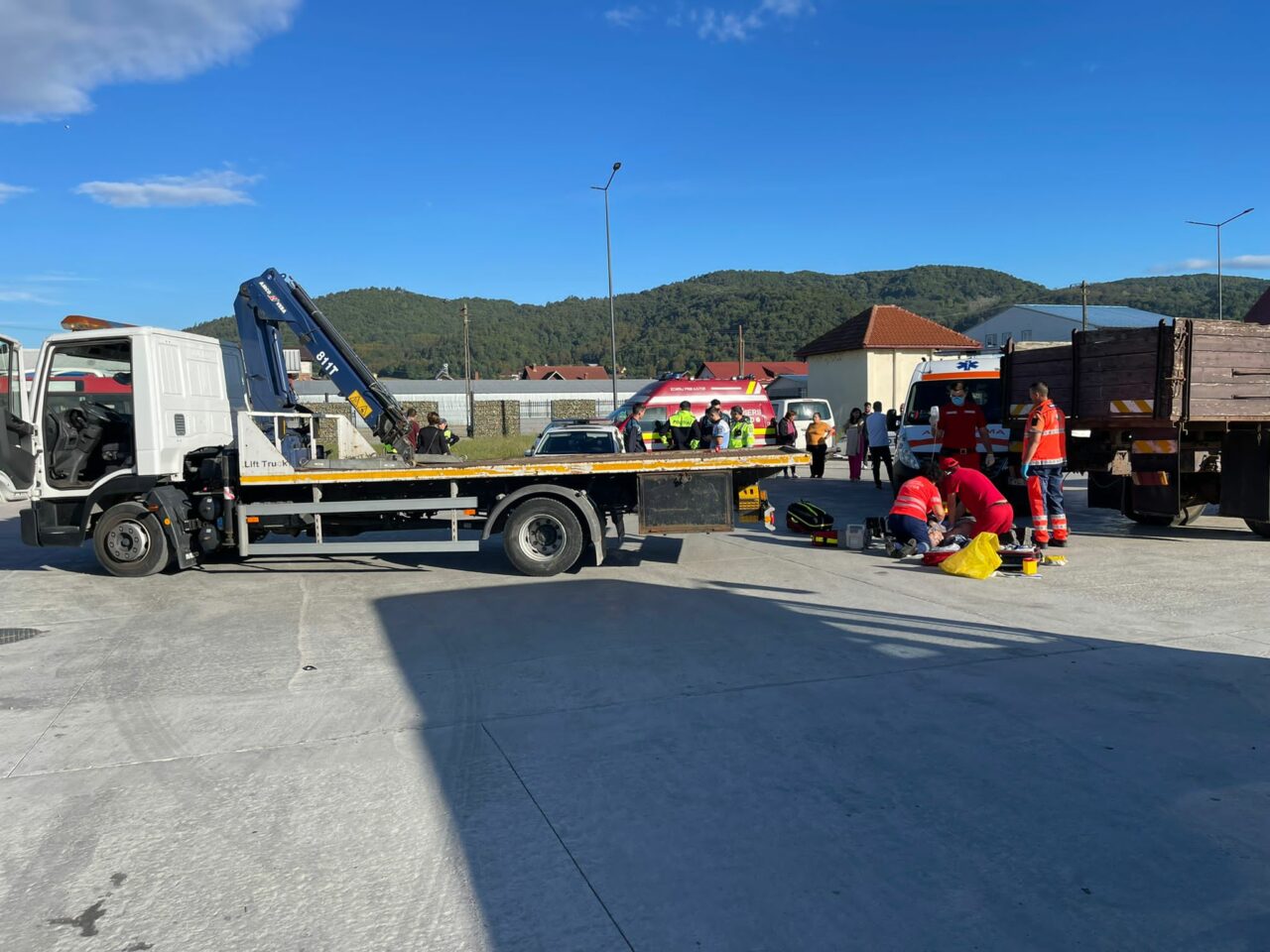 FOTO – Un bărbat de 54 de a murit, după ce a fost strivit între două mașini, în curtea unei societăți comerciale din Vâlcea / Poliția a deschis dosar penal de ucidere din culpă