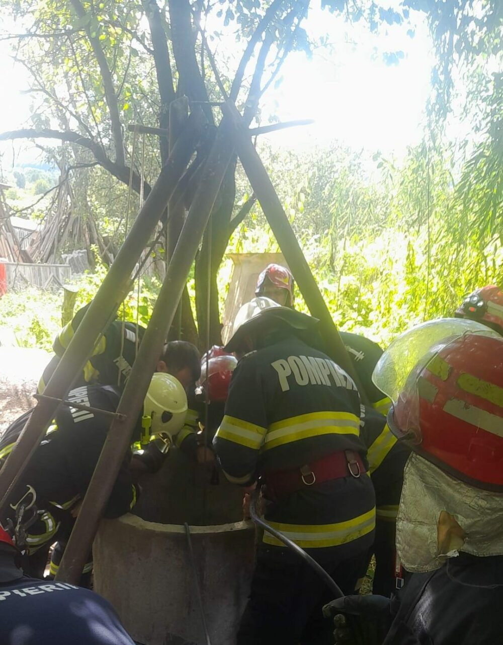 Doi bărbați din Argeș au rămas blocați într-o fântână pe care o curățau, la o adâncime de 10 metri. Unul dintre ei a fost scos mort la suprafață