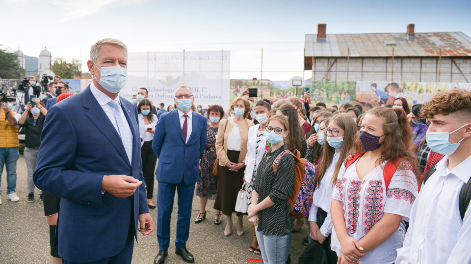 Aproape trei milioane de elevi, preșcolari și antepreșcolari revin în bănci. La ce festivitate de deschidere a anului școlar participă șeful statului și premierul