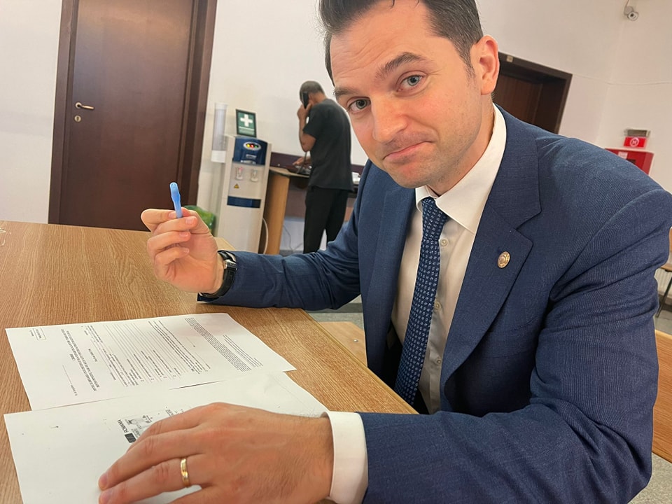 Ministrul Digitalizării a mers la ghișeu la Taxe și impozite pentru a-și scoate un atestat fiscal. Sebastian Burduja: „La Sectorul 1 cererea mea online zace de o săptămână”