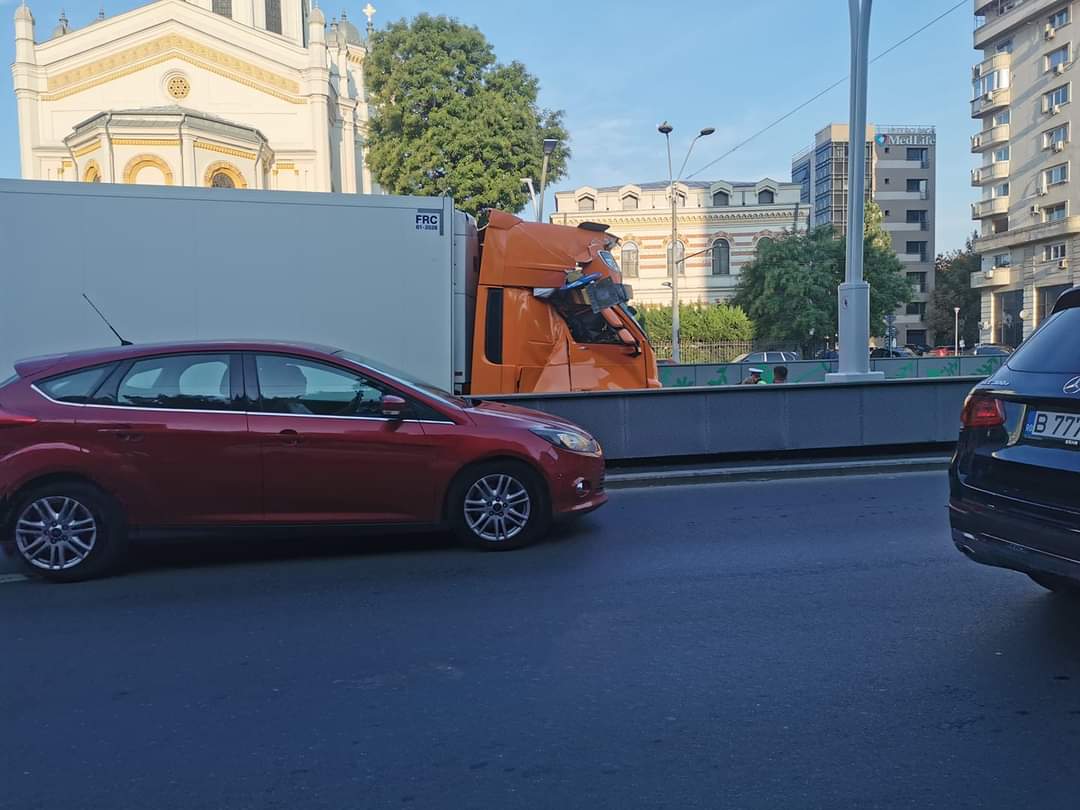 FOTO – Trafic restricționat în Pasajul Unirii din București. Un camion s-a blocat din cauza limitatorului de înălțime / E al treilea incident de la redeschiderea pasajului