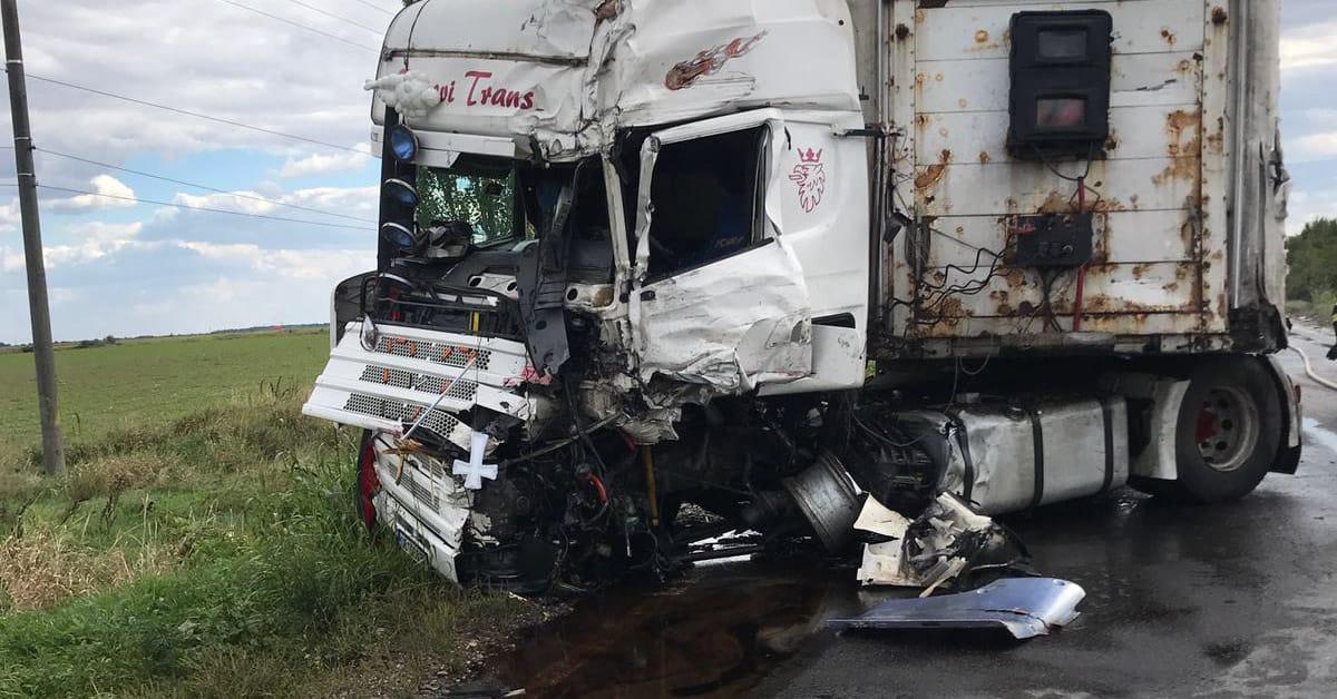Carambol cu un autoturism și două TIR-uri, pe un drum din Dâmbovița. „Sunt scurgeri de substanțe periculoase din recipientele transportate de unul dintre autotrenuri”