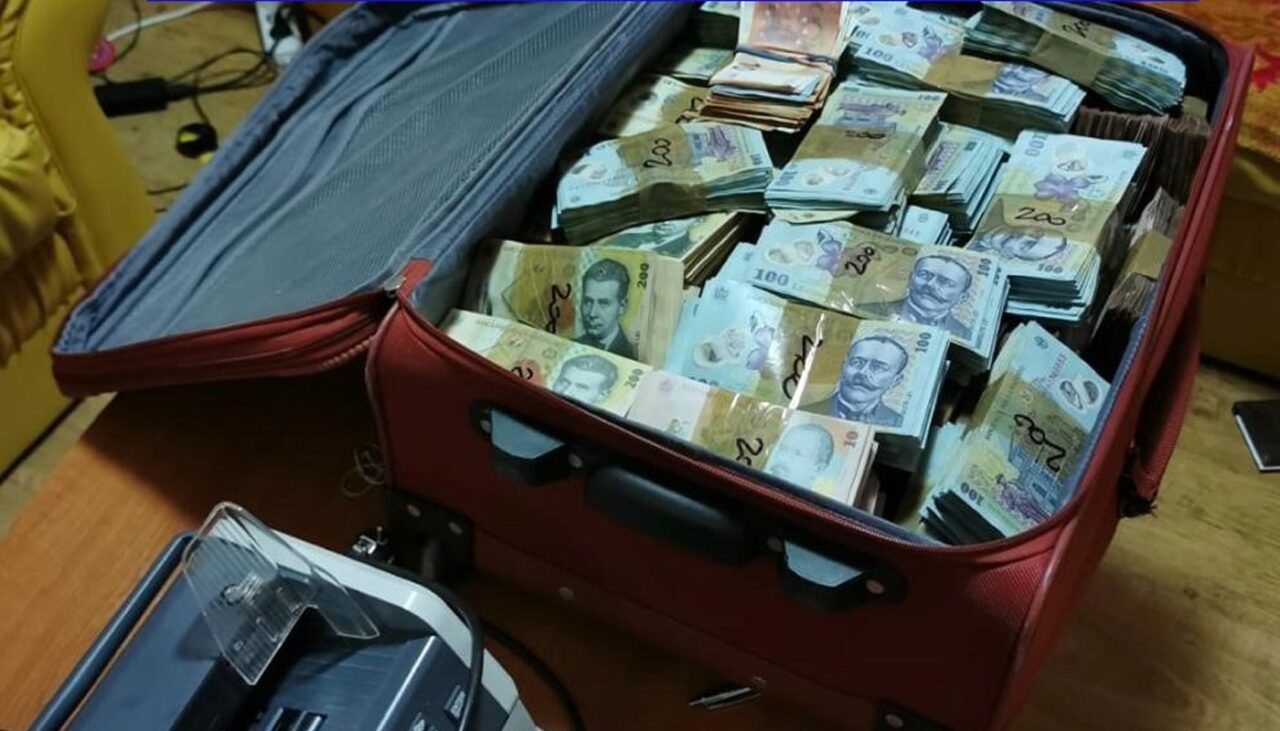 Ce a făcut o tânără de 31 de ani, după ce a găsit sâmbătă 10.000 de lei