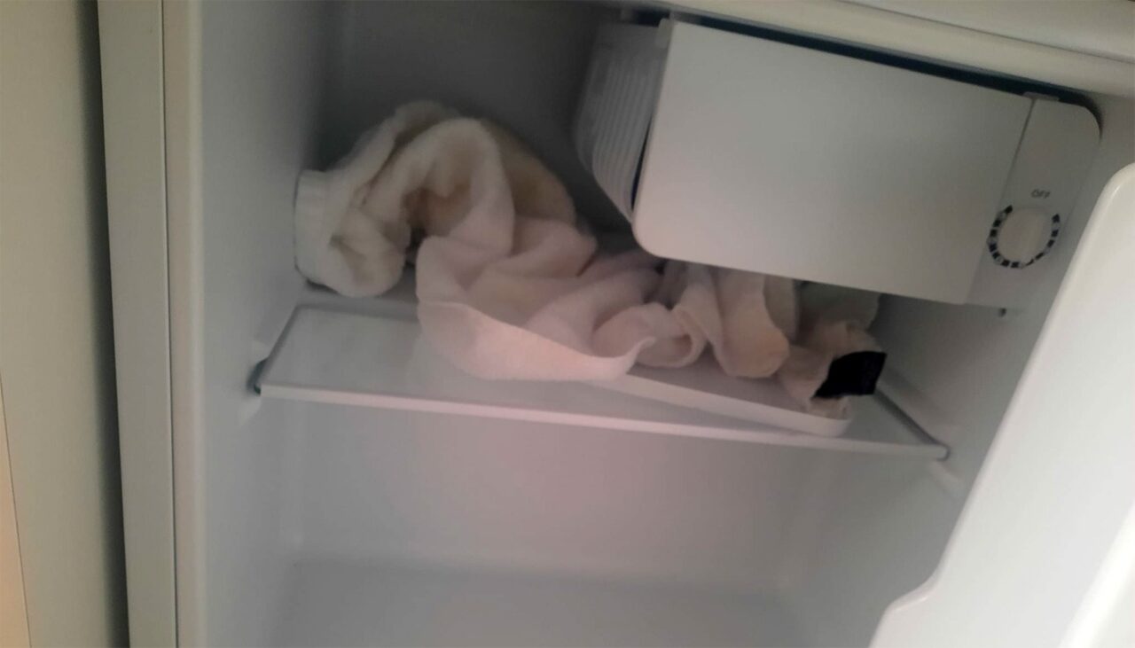 Pur și simplu ireal! Ce a găsit o turistă româncă în frigiderul din camera unui hotel de 3 stele din Eforie Sud