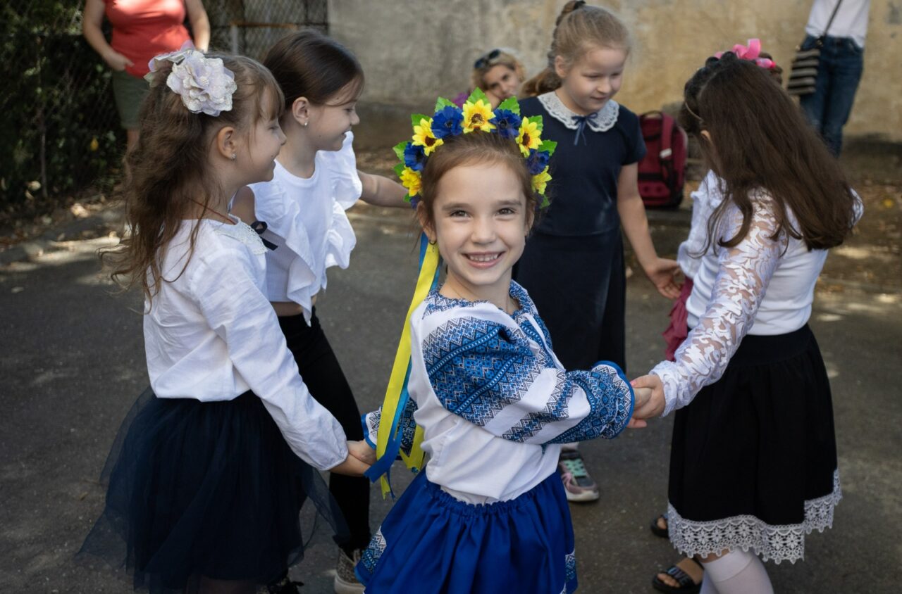FOTO | Sute de copii ucraineni, refugiați în țara noastră, au marcat deschiderea anului școlar alături de colegii din România. Ei vor beneficia de un program special în limba natală