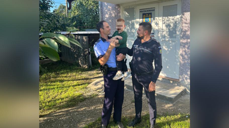 Copil de 2 ani, observat umblând singur pe DN 15. Ce a pățit tatăl său, după ce a fost găsit de polițiști