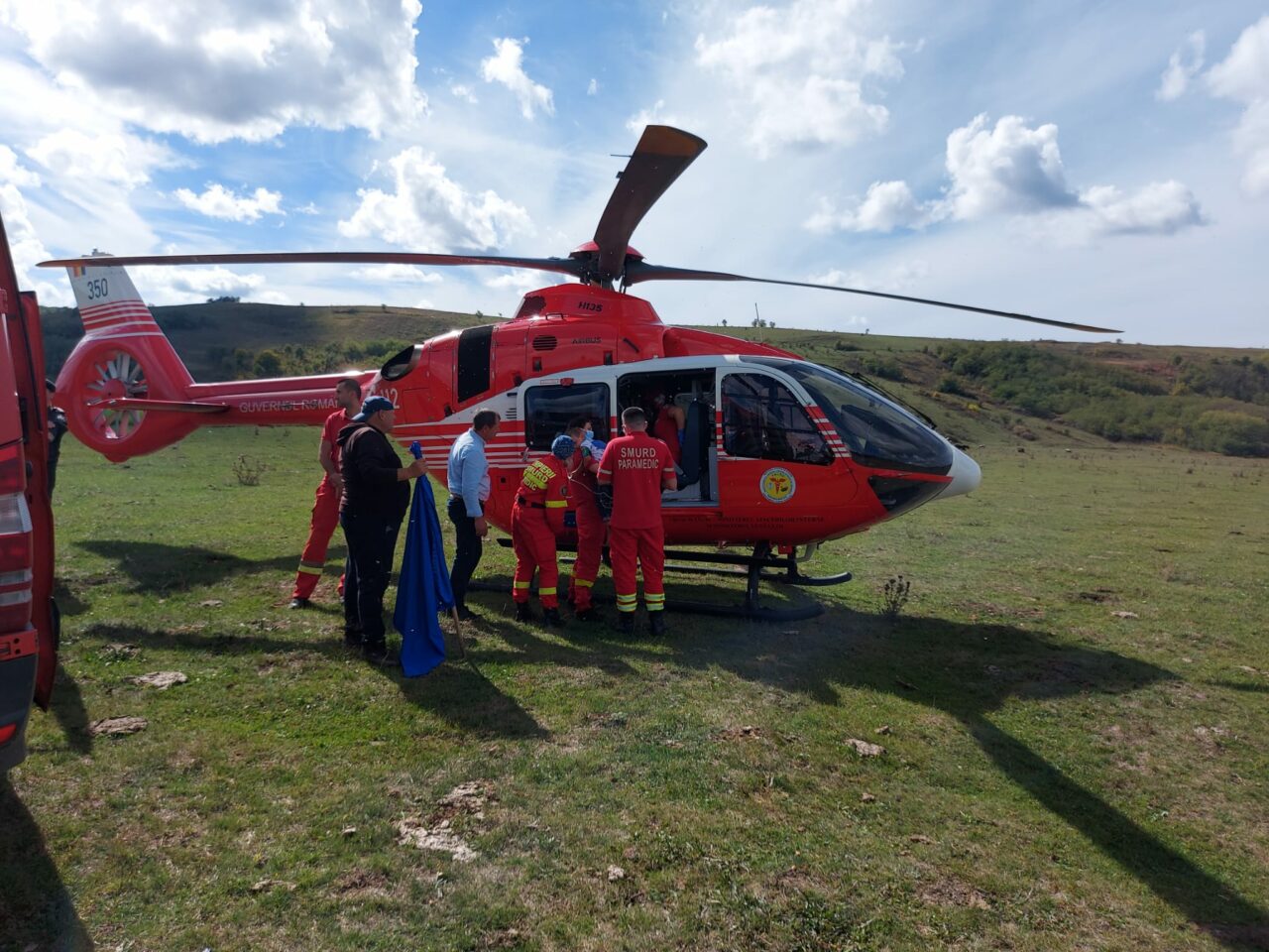 VIDEO | Un copil de 4 ani din Vaslui s-a electrocutat, după ce a atins un cablu al unei instalații electrice improvizate. La fața locului a fost solicitat un elicopter SMURD