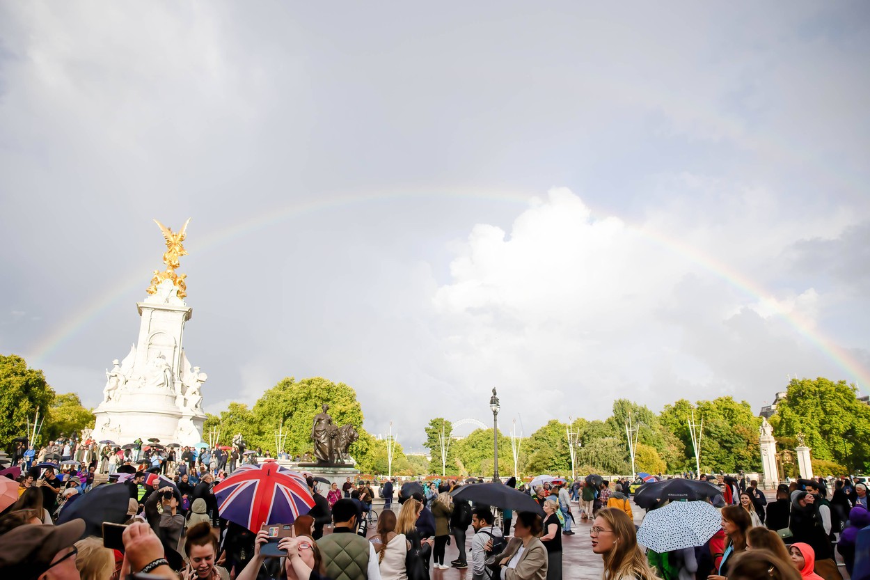 FOTO – Un curcubeu dublu a apărut deasupra Palatului Buckingham după moartea Reginei Elisabeta a II-a
