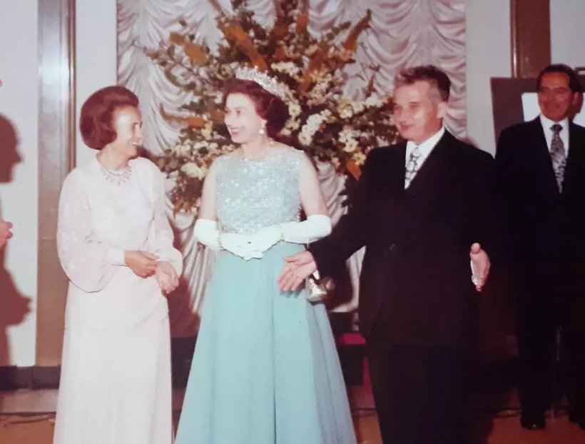 VIDEO – Elena Ceașusescu a recitat „Muma lui Ștefan cel Mare” pentru Regina Elisabeta a II-a / Reacția Suveranei la auzul traducerii