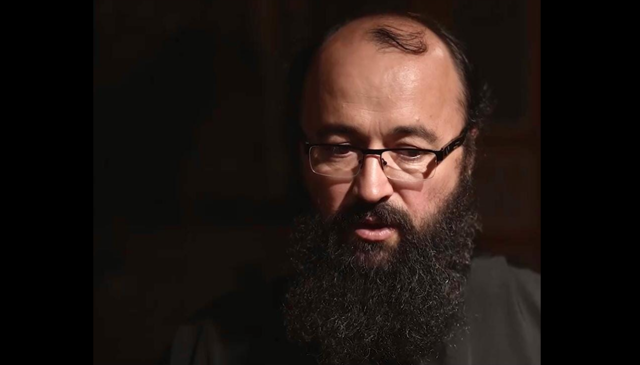Preotul Visarion Alexa se confruntă cu noi acuzații de agresiune sexuală. Mesajul transmis de victimă: „Am mers la Biserică să vorbim și m-a sărutat în colțul gurii, fără voia mea”