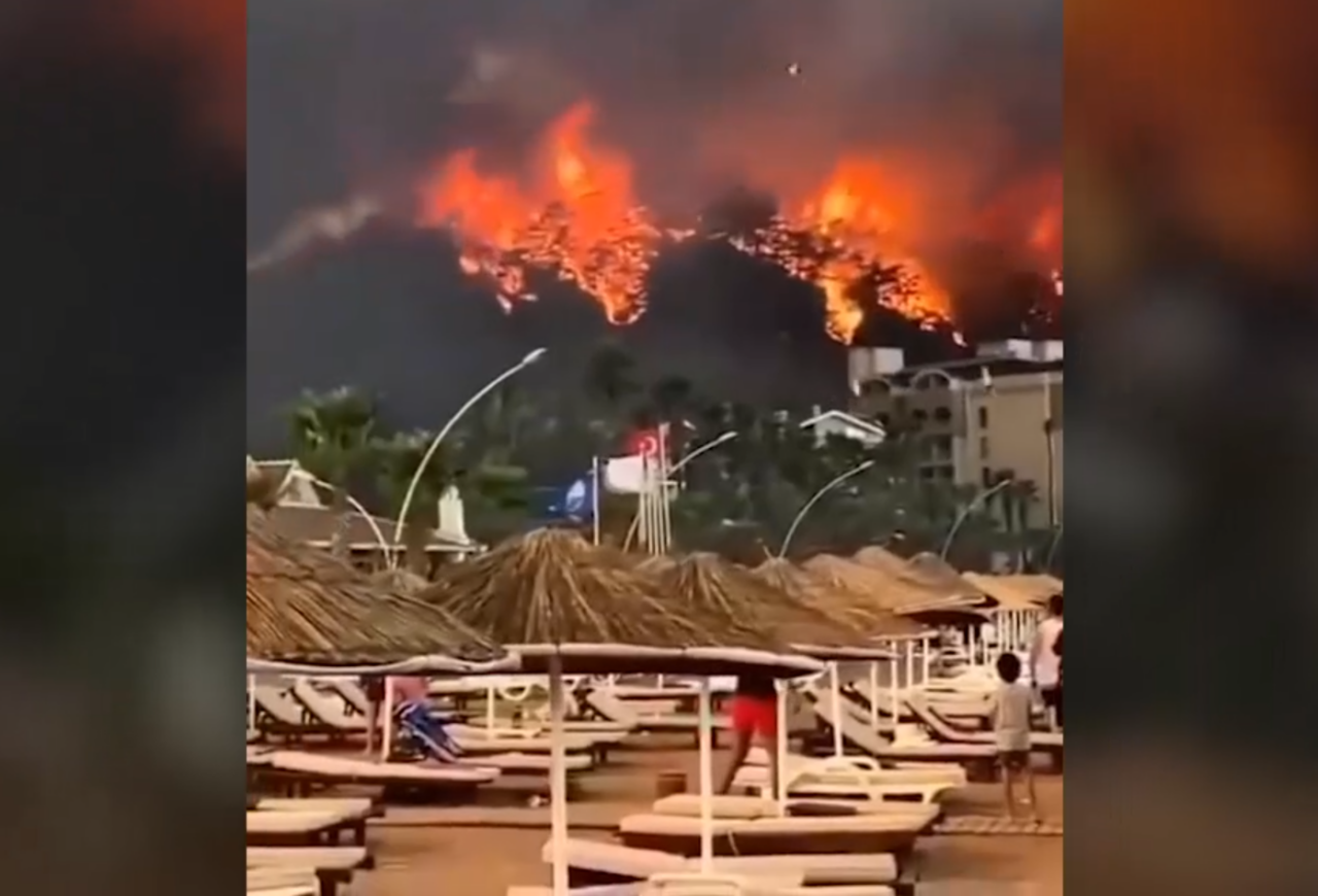 VIDEO | Un incendiu uriaș a izbucnit în stațiunea Marmaris din Turcia. Doi oameni au murit după ce un elicopter al pompierilor s-a prăbușit