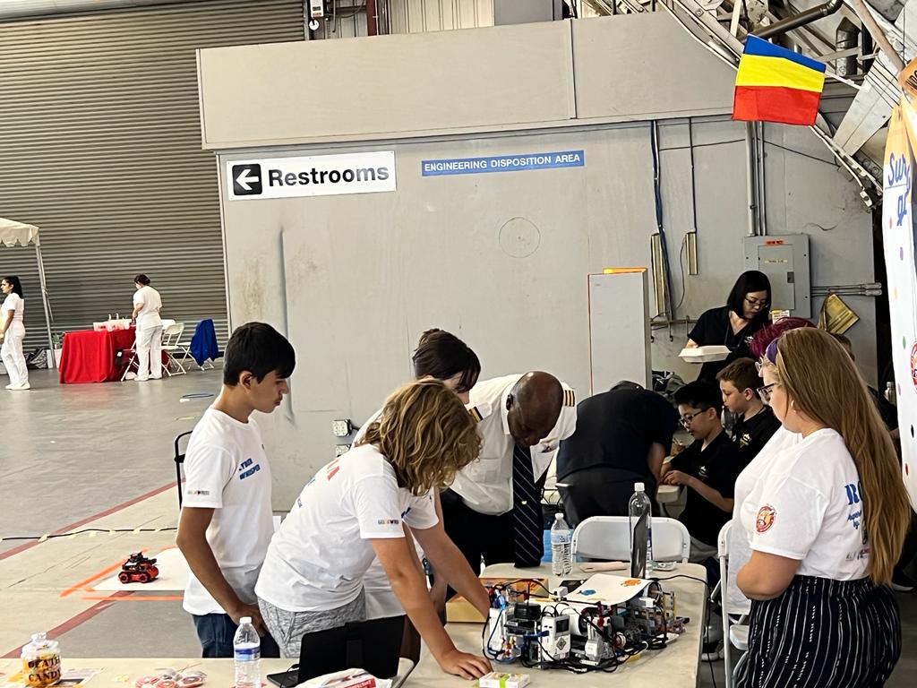 România, locul I la Olimpiada de Robotică din SUA / Elevii au creat un kit de supravieţuire pentru copiii nevoiţi să se ascundă în subsolurile de bloc, după ce au fost voluntari într-o tabără de refugiați