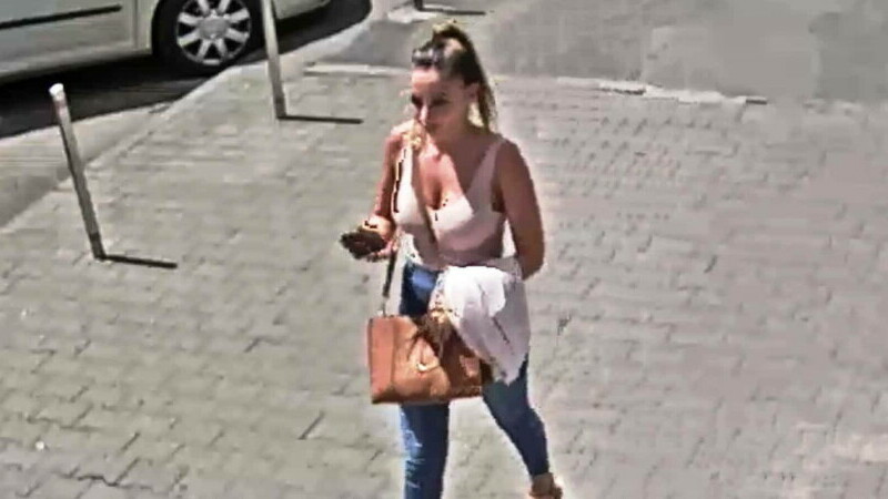 O tânără din Târgu Mureş, căutată de polițiști după ce a plecat cu 22.000 de lei uitaţi la un bancomat, s-a predat singură după ce și-a văzut poza pe internet. Ce pedeapsă riscă