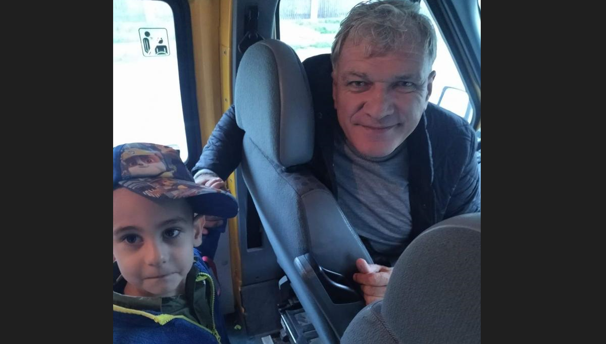 Un primar din județul Gorj este șofer pe microbuzul școlar. Copiii sunt duși la grădiniță chiar de edilul comunei