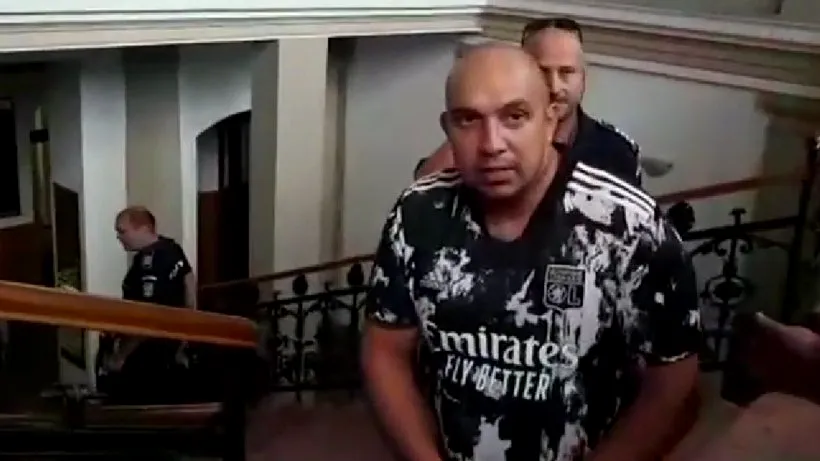 Ucigașul din Cluj care le-a luat viețile mamei și bunicii lui ar fi trebuit să fie în închisoare din luna mai. Motivul absurd pentru care se afla în libertate
