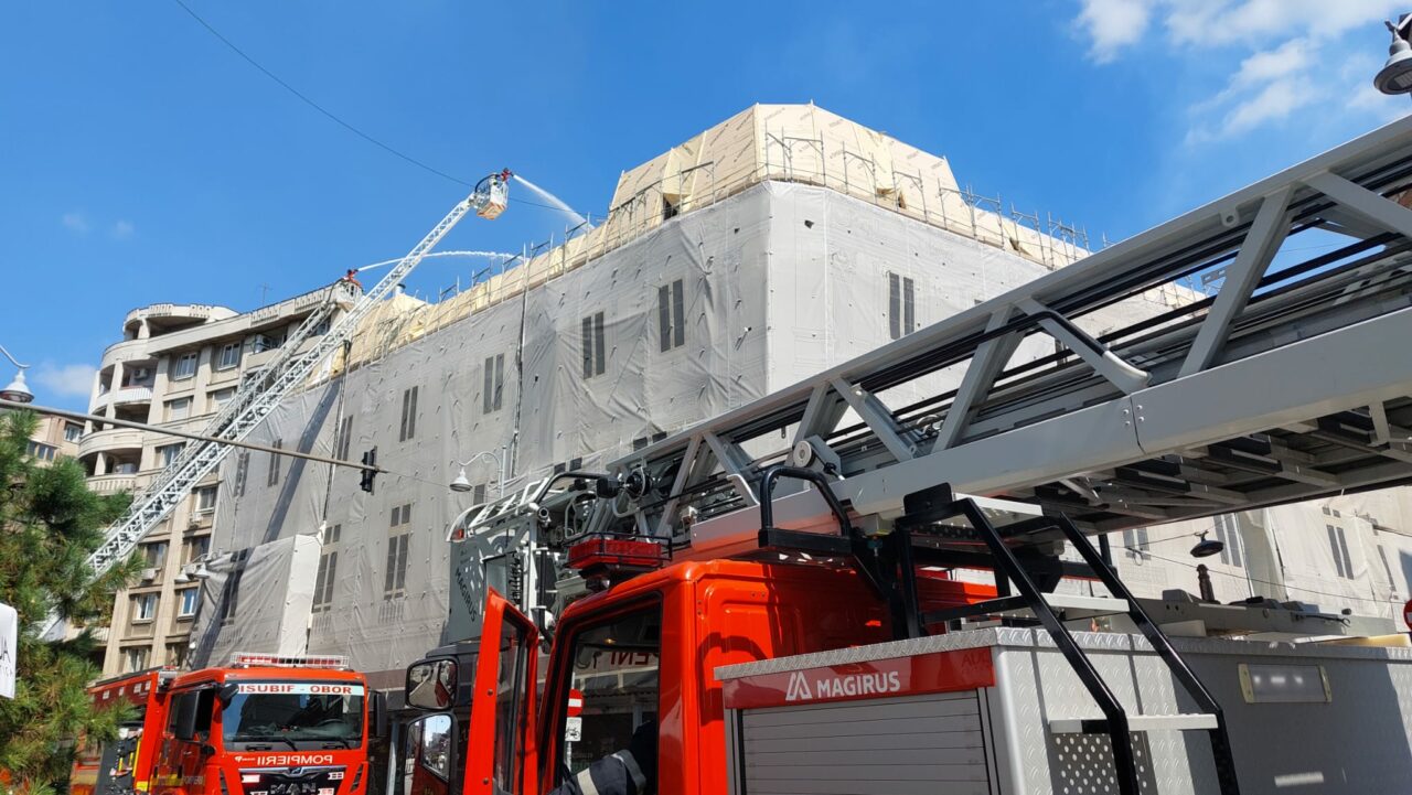 FOTO – Incendiu la o clădire monument istoric, situată pe Calea Victoriei / La fața locului acționează 10 mașini de pompieri