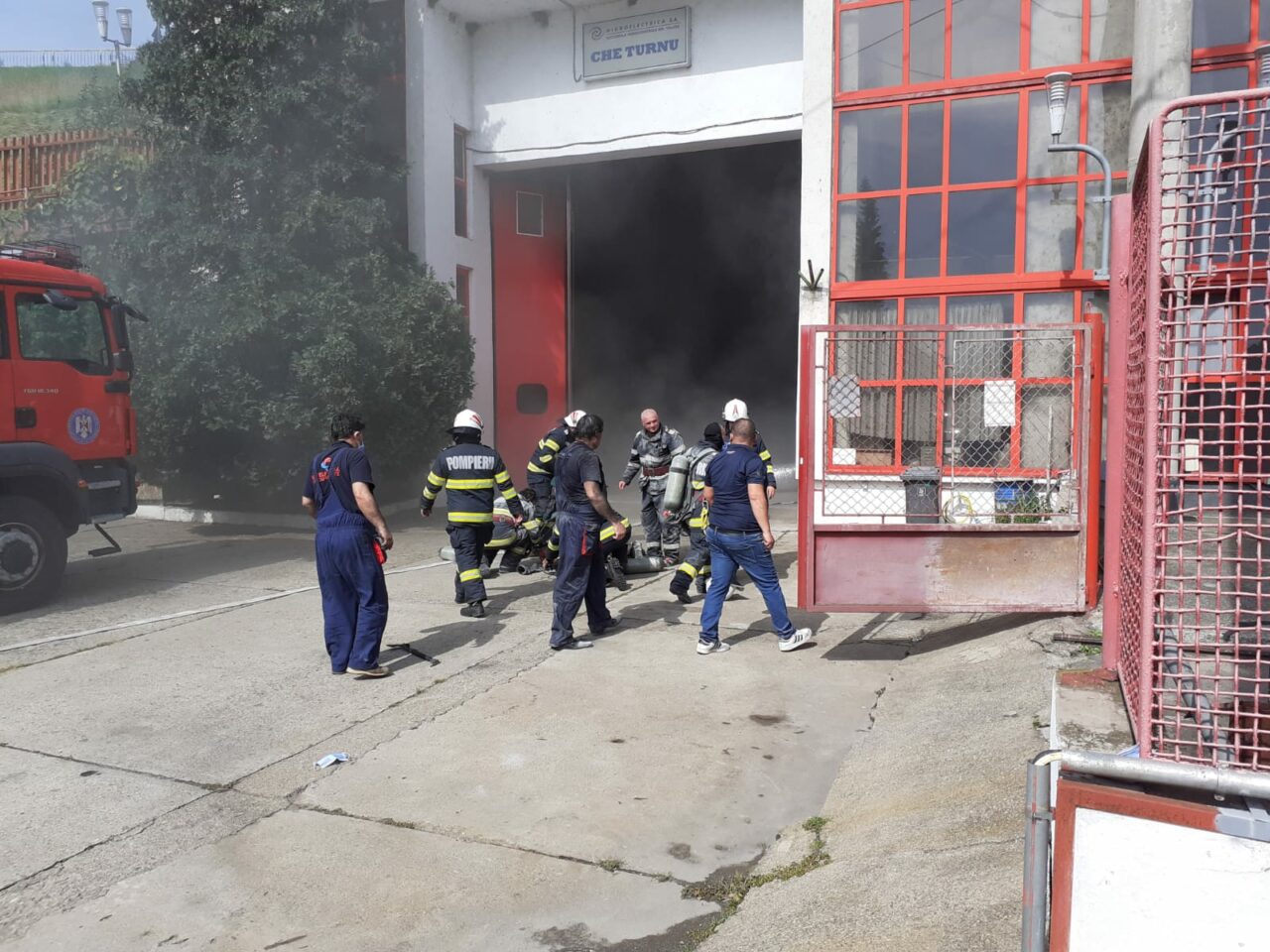 FOTO – VIDEO | Incendiu la Hidrocentrala Turnu din Călimănești, Vâlcea / Nu se poate acționa cu apă, ci doar cu stingătoare cu pulbere / Avaria nu afectează alimentarea cu energie