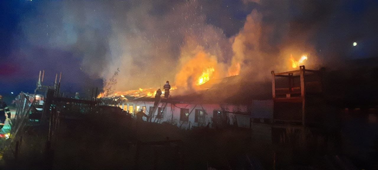 FOTO | Incendiu la un depozit de mobilier din județul Timiș. Aproape 30 de pompieri se luptă cu flăcările, care au cuprins o suprafață de aproximativ 900 de metri pătrați