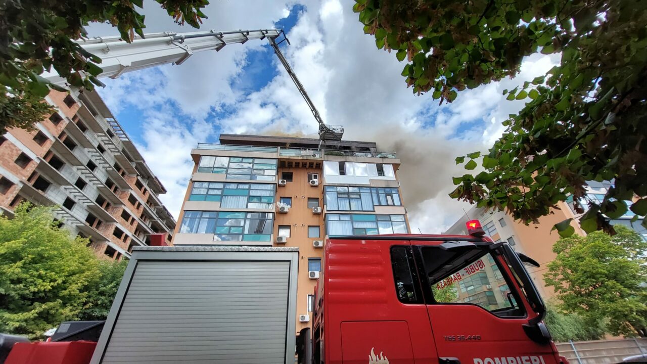 UPDATE | FOTO -VIDEO – Incendiu la mansarda unui bloc din Voluntari / Nu există victime