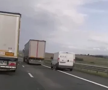 VIDEO | Un șofer inconștient conduce cu viteză pe banda de urgență, în timp ce depășește două tiruri