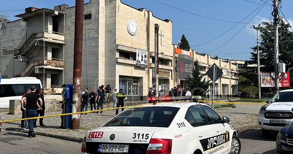 Un individ înarmat a luat 12 ostatici într-o bancă din Georgia și cere 2 milioane de dolari pentru a-i elibera! Acesta a mai cerut un elicopter și un steag rusesc