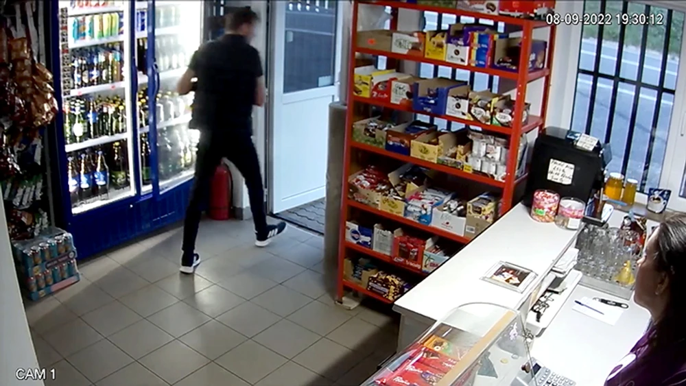 VIDEO | Un bărbat din Vaslui a furat două sticle de bere sub privirile vânzătoarei! Înregistrarea video a ajuns virală pe internet