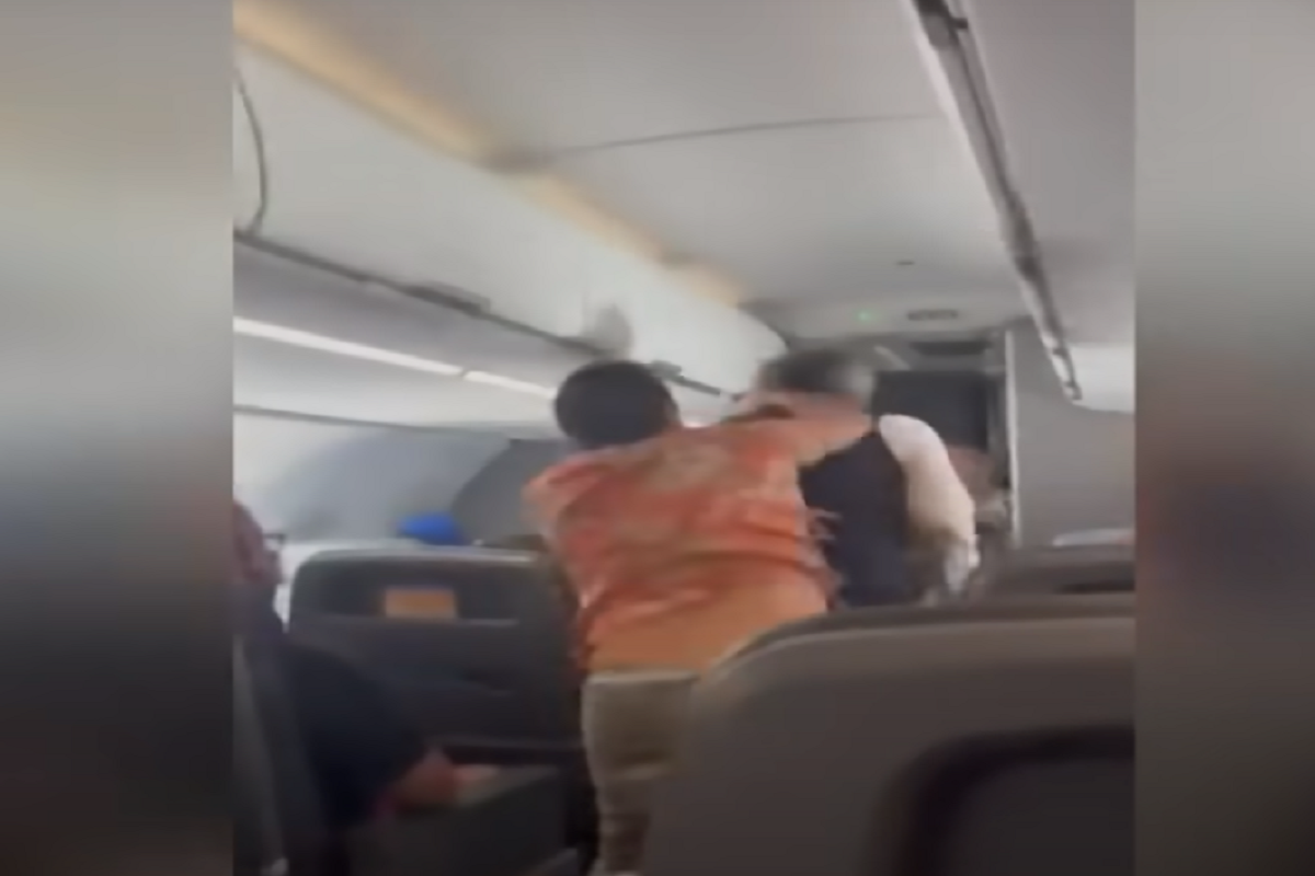 VIDEO | Însoțitor de zbor lovit cu bestialitate de un pasager furios: „Sunt zece ucigași în acest avion”