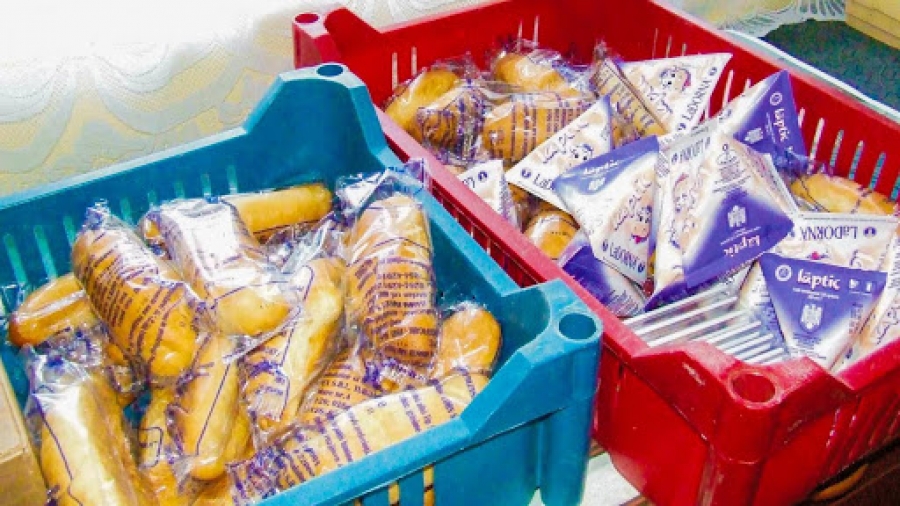 Elevii din Bistrița-Năsăud primesc mâncare expirată! Protecţia Consumatorilor anchetează livrarea cornurilor mucegăite în școli