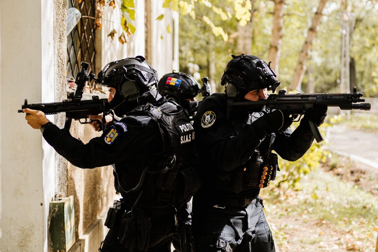 EXCLUSIV | Polițiștii bucureșteni au descins cu mascații în casa unui bucureștean care avea o pușcă de jucărie. Anchetatorii i-au dărâmat poarta