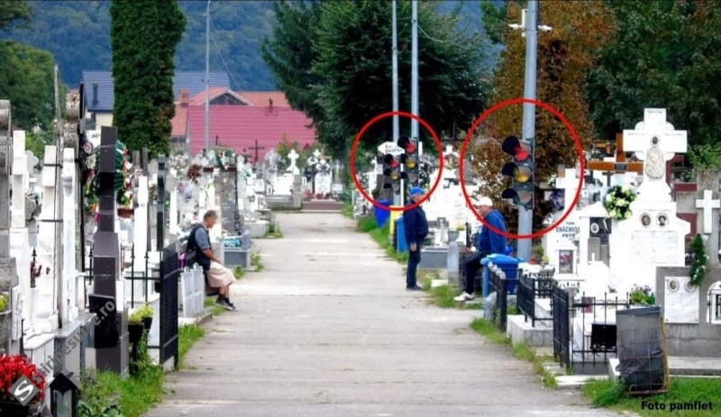 Primăria Piatra Neamț a montat semafoare la intersecțiile din cimitir! Care a fost motivul pentru această schimbare
