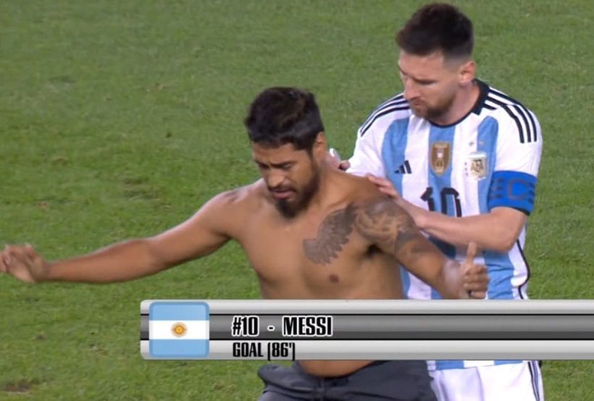 Messi, două goluri în victoria sa cu numărul 100 pentru naționala Argentinei! Un fan i-a cerut autograf pe teren. Cum s-a terminat faza! VIDEO