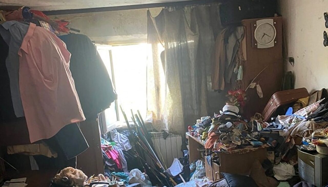 FOTO – Acesta e cel mai mare „hoarder” din România! Ireal cum trăiește un bărbat din Năvodari. Imagini de groază din apartamentul lui