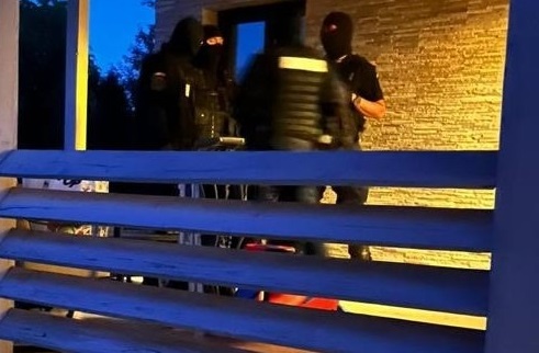 FOTO – VIDEO | Percheziții la primărița din localitatea Bulbucata, județul Giurgiu, dar și la cei trei fii ai ei. Există suspiciuni de executare de activități miniere fără permis sau licență