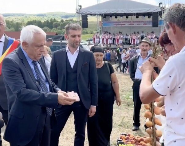 Petre Daea nu a primit ceapa gratis oferită de agricultorii români la un târg. A plătit produsele cu preț mai mare decât cel cerut: „E munca dumitale”