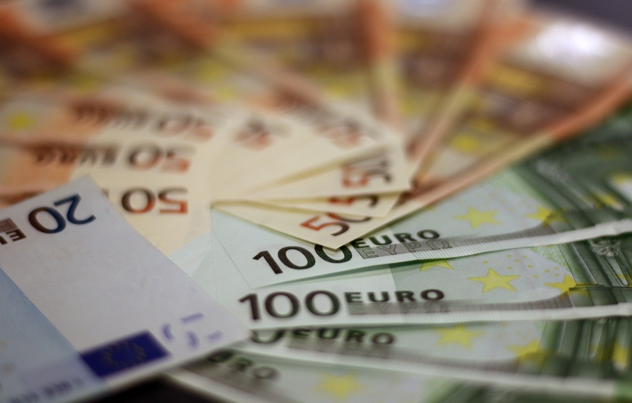 O familie de italieni acuzați de evaziune fiscală au îngropat 8 milioane de euro în curtea casei. Banii au fost ascunși prin metoda „Escobar”