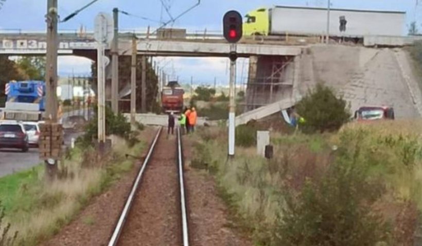 O parte din pasajul care face legătura între Brașov și Prejmer, aflat în reparații, a căzut peste calea ferată și DN 10. Traficul auto și cel feroviar sunt afectate