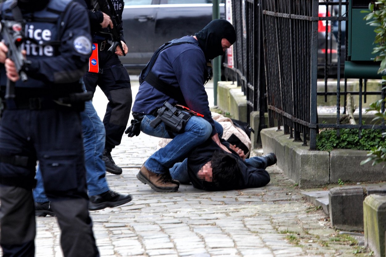 Un român condamnat în Belgia după ce a aruncat în aer mai multe bancomate, va executa, în România, 15 ani de închisoare