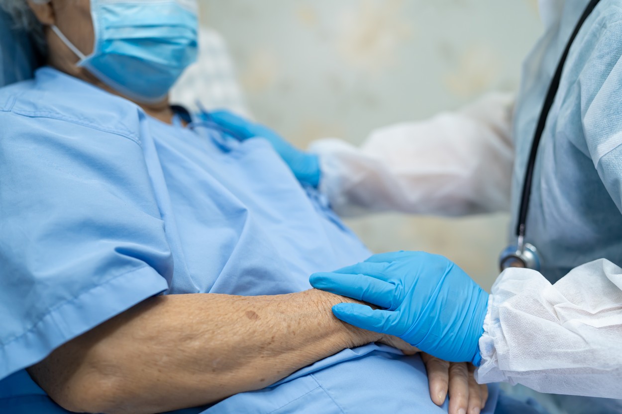 Noul val de coronavirus atacă în special persoanele de peste 70 de ani. Câte dintre ele dezvoltă forme grave ale bolii