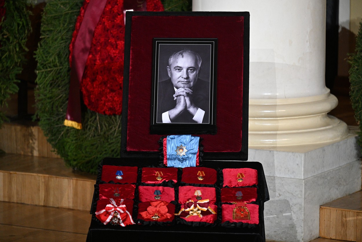 Mii de oameni prezenți la funeraliile fostului conducător sovietic Mihail Gorbaciov. Un singur lider european participă la ceremoniile de la Moscova | GALERIE FOTO