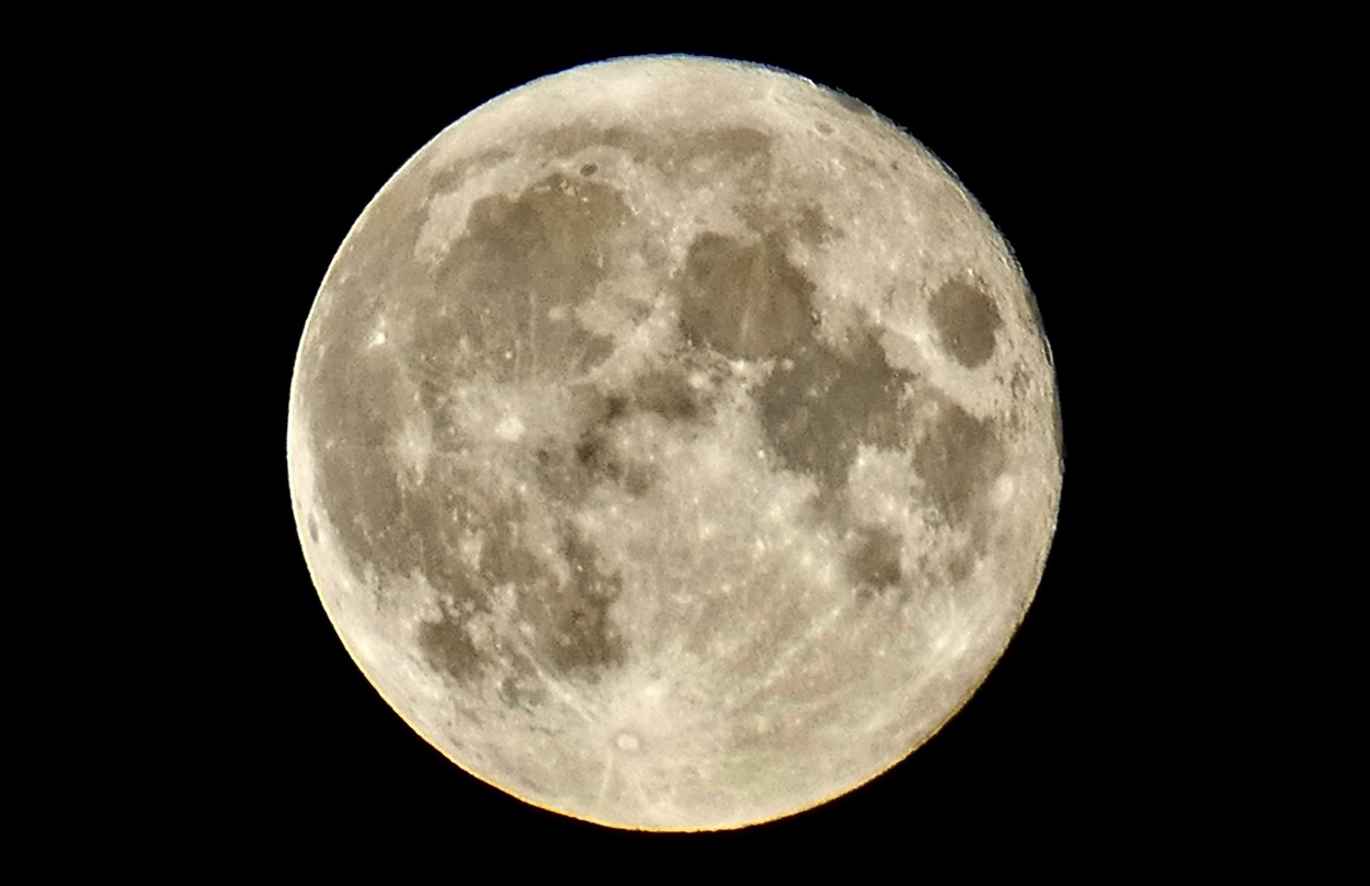 Un nou mineral lunar ar putea deveni o sursă de energie. China va trimite trei misiuni fără echipaj uman pe Lună