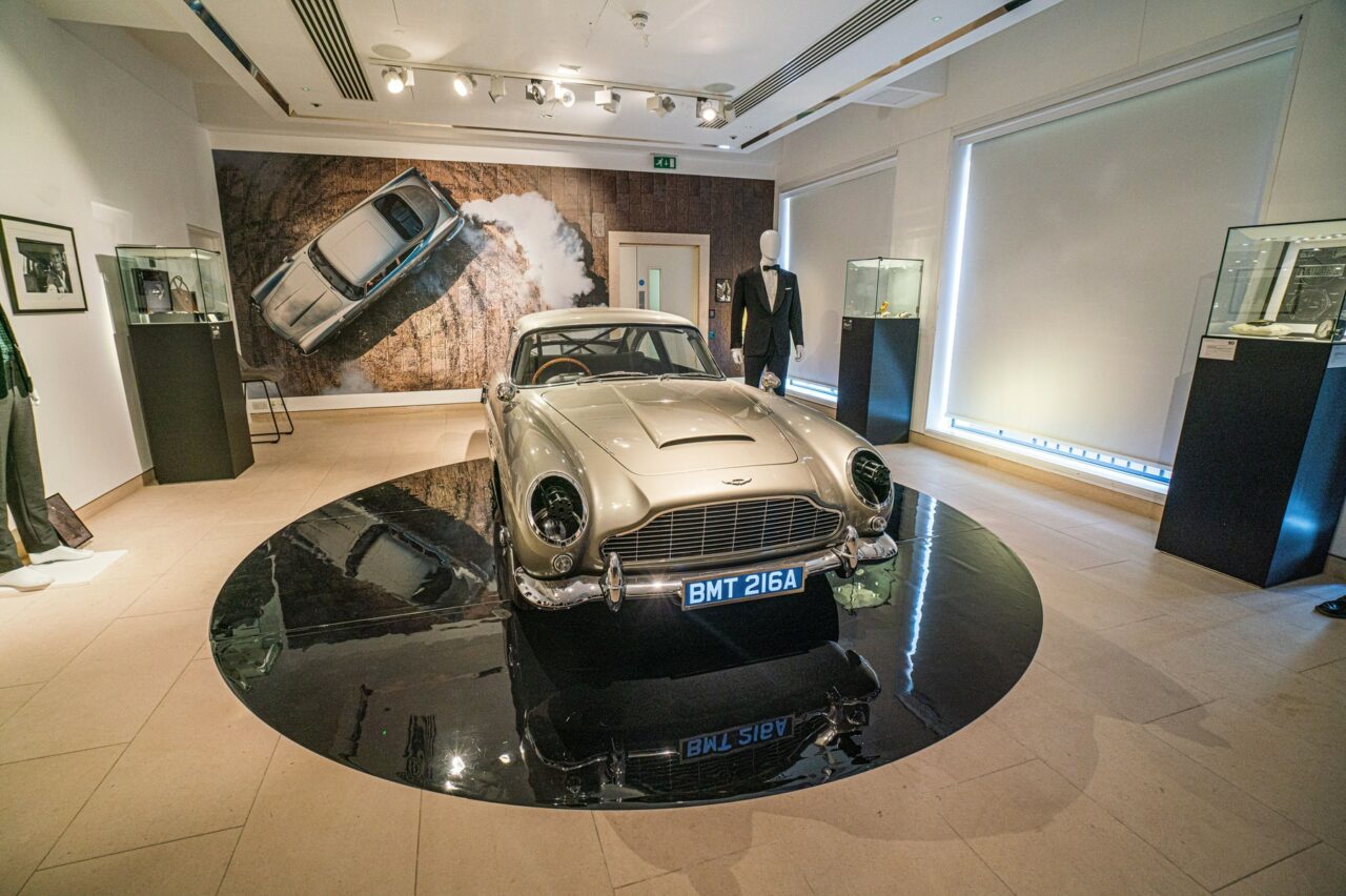 Un Aston Martin folosit pentru cel mai recent film „James Bond”, vândut la licitație pentru 3 milioane de euro