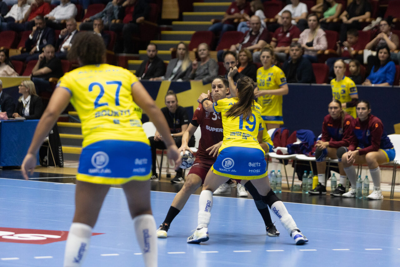 Sâmbătă tristă pentru handbalul românesc! Rapid a pierdut cu Gyor, Măgura Cisnădie cu Siofok
