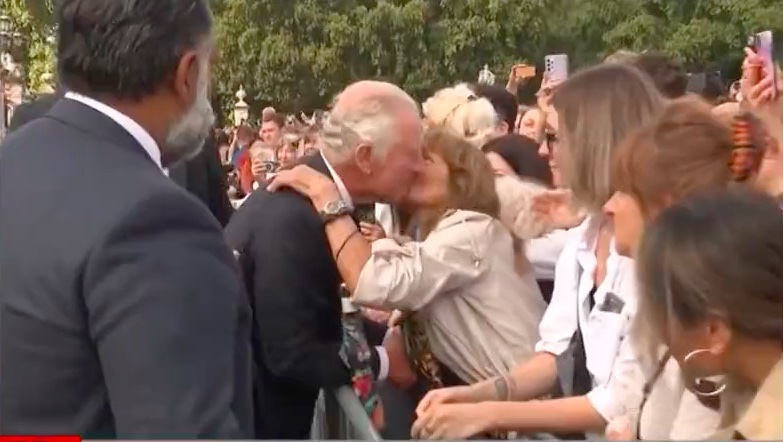 VIDEO Regele Charles al III-lea a fost întâmpinat cu un sărut la Palatului Buckingham: „Nu m-am gândit vreodată că aș putea săruta un rege. E adorabil, e perfect”