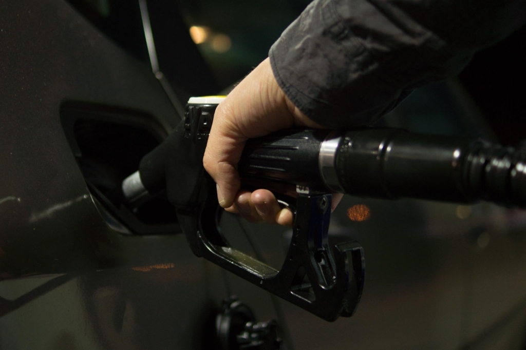 Un bărbat care și-a alimentat mașina cu motorină de 400 de lei și nu a plătit, condamnat la CINCI ani de închisoare / Cum a înscenat furtul