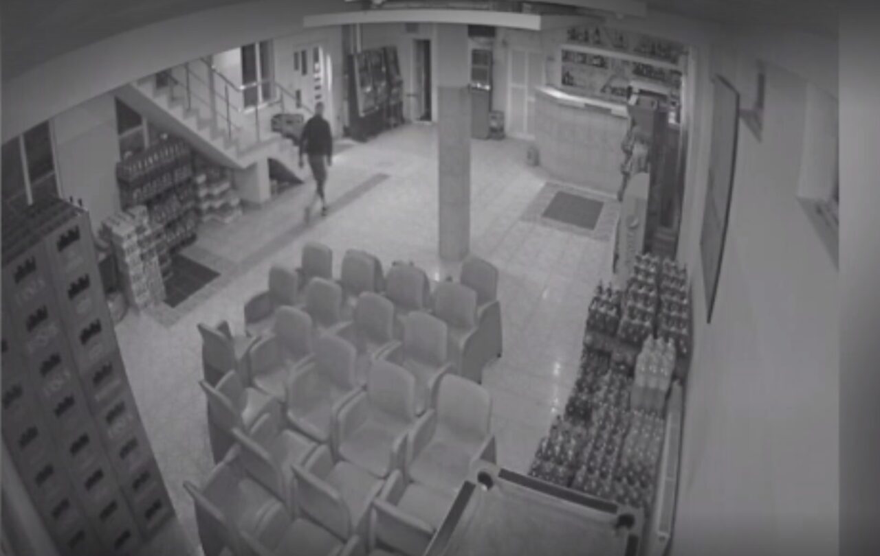 Cel mai slab hoț din lume: s-a îmbătat și a uitat pe unde a intrat! Ce a făcut ca să iasă din magazinul pe care l-a jefuit
