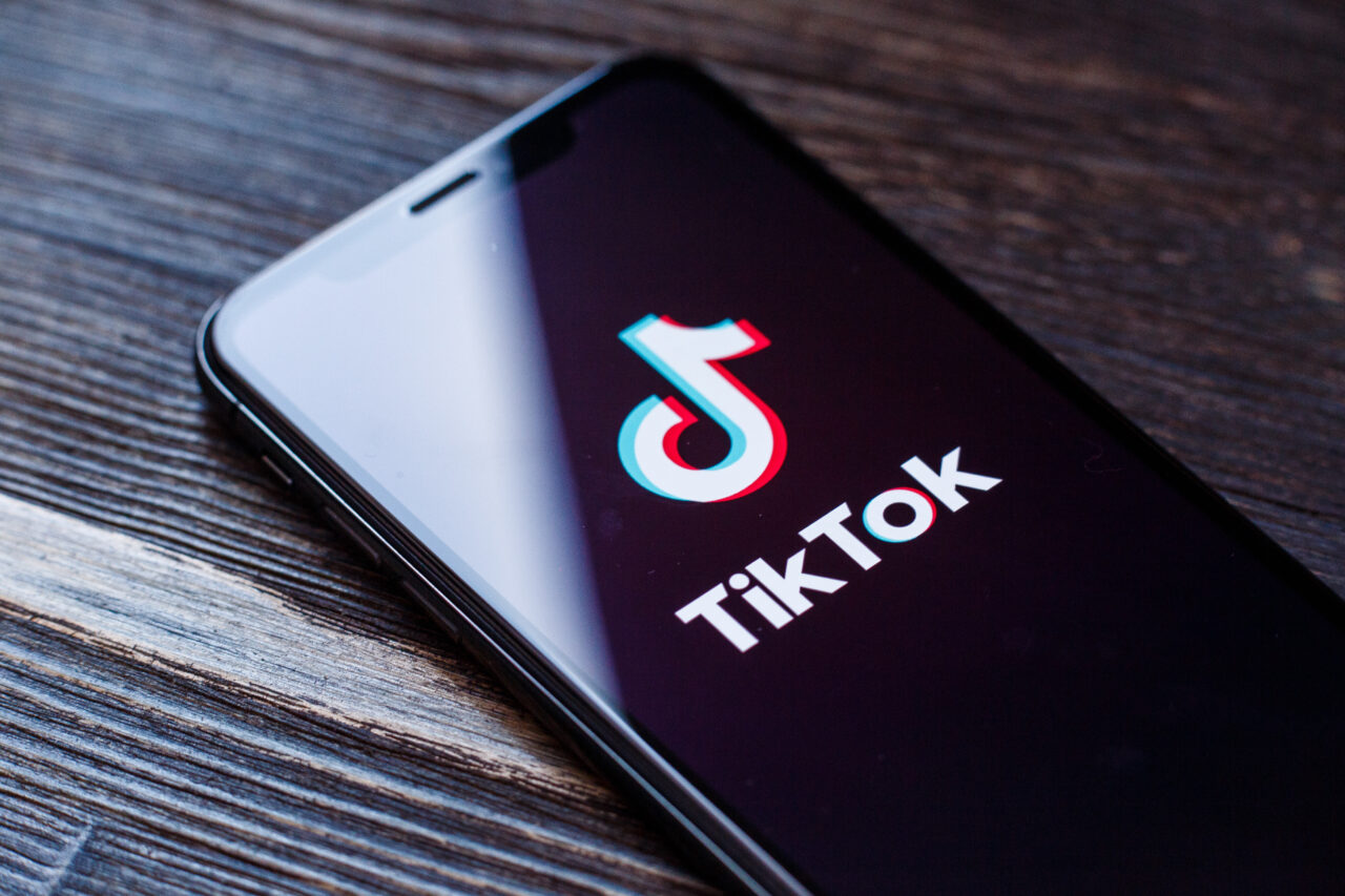 O adolescentă a murit, împușcată în cap, în timp ce făcea un video pe TikTok cu prietenii ei, care mânuiau o armă