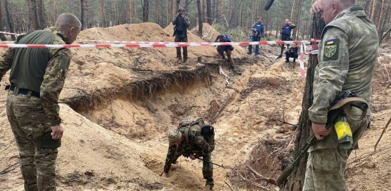 Un cimitir improvizat de ruși, descoperit după ce ucraineeni au eliberat orașul Izium. Au fost descoperite 440 de cadavre