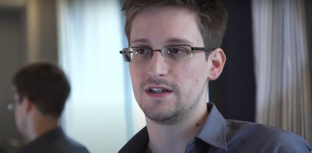 DOCUMENT. Putin îi acordă cetățenia rusă lui Snowden, fostul angajat CIA care a divulgat secretele NSA