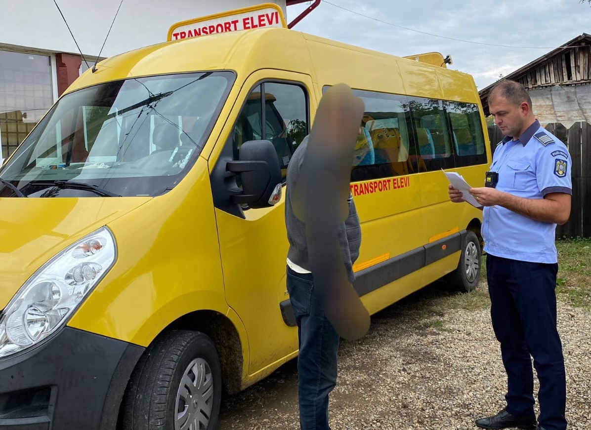 Șoferul unui microbuz școlar din Argeș, prins băut la volan. Bărbatul transporta patru elevi și un cadru didactic, când a fost oprit de polițiști
