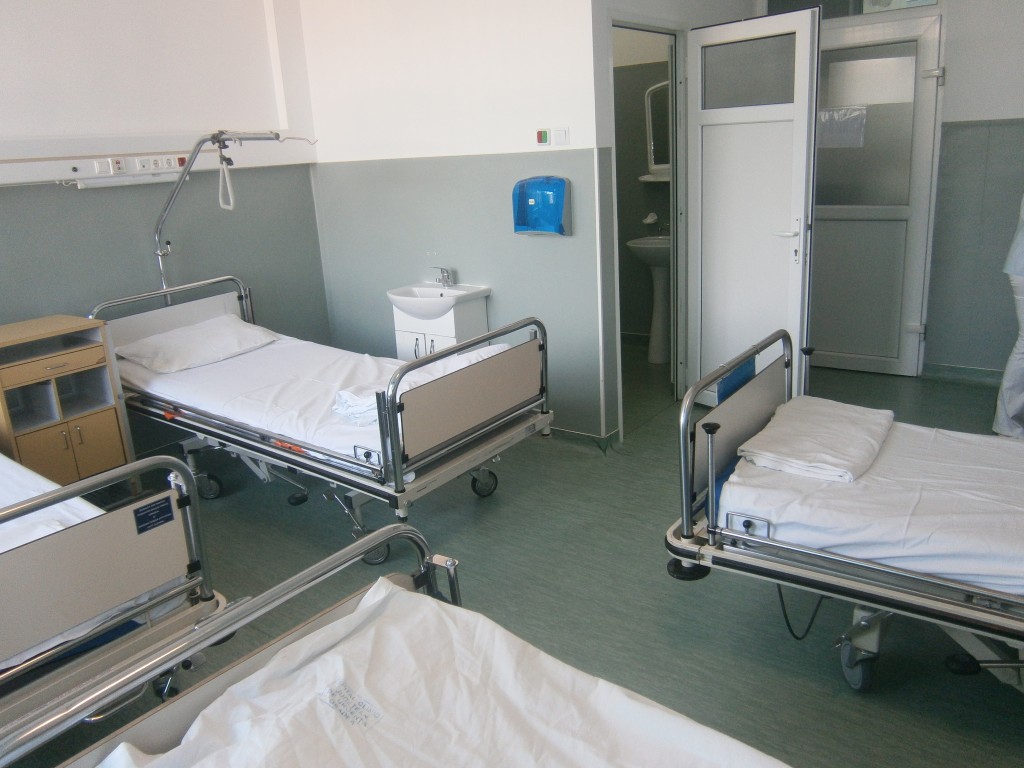 Incident șocant la spitalul din Oradea. Pacient bătut, sedat şi legat de pat, iar un medic a încercat să muşamalizeze totul!